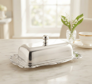 Beurrier rectangulaire argenté avec couvercle, vaisselle classique en métal poli pour la cuisine et les fêtes - Product Image 1