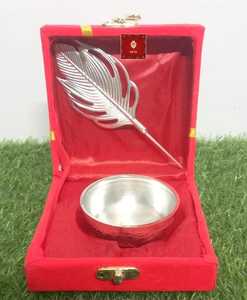 Porta Kumkum Mor Pankh Plateado con Caja de Regalo de Terciopelo, Elegante Accesorio para Pooja, para Rituales de Templo, Regalos de Boda - Product Image 1