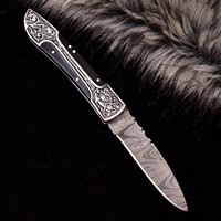 Couteau pliant en acier Damas avec manche gravé, étui de transport vertical, couteau de poche EDC pour la chasse et le camping, couteau à pointe tombante, couteau OEM personnalisé