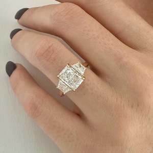 Bague en diamant de laboratoire radiant 3 TCW, Bague trois pierres radiant et trapézoïdal, Trois pierres en taille trilliant, Certifiée IGI - Product Image 4