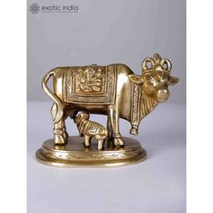 Pequeña escultura de latón de vaca Kamdhenu de diosa hecha a mano de 4 pulgadas con becerro para decoración del hogar y regalos hechos en la India - Product Image 1