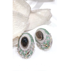 Boucles d'oreilles élégantes et tendance en laiton plaqué argent avec zircon et pierres vertes pour femmes, idéales pour les soirées - Product Image 1