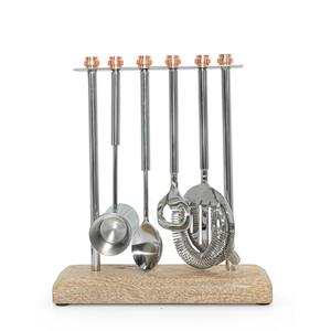 Ensemble d'outils de bar sur support en bois avec outils en acier inoxydable, parfait pour la mixologie professionnelle et le service de boissons, provenant d'Inde. - Product Image 1