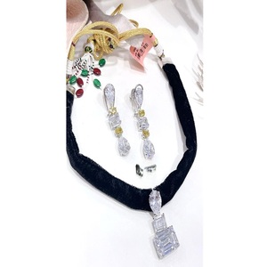 Ensemble de collier et boucles d'oreilles de créateur en argent plaqué de qualité supérieure, idéal pour les mariages, les fêtes et les occasions spéciales. - Product Image 1