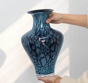 Jarrón de Cerámica Decorativo Tradicional Hecho a Mano con Esmalte Azul Craquelado - Product Image 1