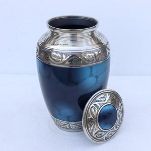 Urne funéraire en laiton de qualité supérieure pour adultes, avec un design personnalisé de nuages bleus, fabriquée à la main, style traditionnel moderne, pour les cendres humaines - Product Image 4