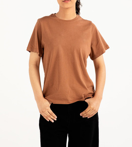 Vêtements d'été 2026 pour femmes : T-shirt en coton à manches courtes avec logo personnalisé et short à revers pour femme - Product Image 1