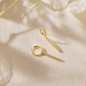 Pendientes de Aro Huggie con Barra de Diamantes en Oro Amarillo - Product Image 5