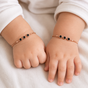 Bracelet chaîne en or 18 carats avec trois pierres d'onyx noir, finition polie, bijou minimaliste en pierres précieuses, idéal pour femme, usage quotidien, cadeau de fête - Product Image 1