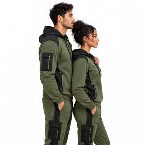 Rehaussez votre collection de vêtements avec des ensembles de survêtements tendance pour couples, dotés de designs élégants et d'un style moderne. - Product Image 4