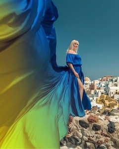 Vestido Largo Maxi Azul Satinado de Seda Estilo Vintage con Hombros Descubiertos para Uso Diario - Product Image 1