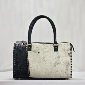 Bolso de Hombro Deportivo de Diseño 2026, Hecho a Mano, en Blanco y Negro con Peluche, 100% Cuero Genuino, Ligero e Impermeable - Product Image 2