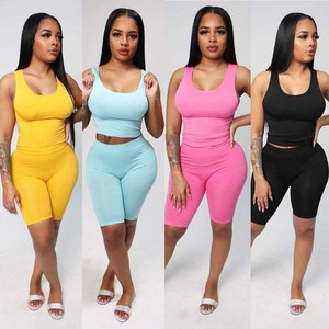 Ensemble décontracté deux pièces pour femme avec logo personnalisé, comprenant un haut à manches courtes, un short, un legging et une bandeau, idéal pour la gym, le fitness, le jogging et la détente. - Product Image 1