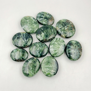 Pierre de palmier ovale en séraphinite verte naturelle faite à la main, marque Chakralume, pour la guérison, le Reiki, la méditation, la thématique de l'amour et la décoration énergétique - Product Image 2