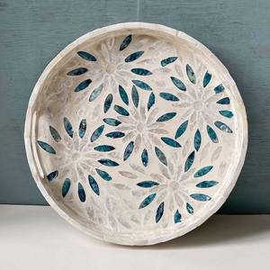Plateau rond en nacre turquoise profond, motif floral symétrique et radieux, mosaïque, avec découpes latérales - Product Image 2