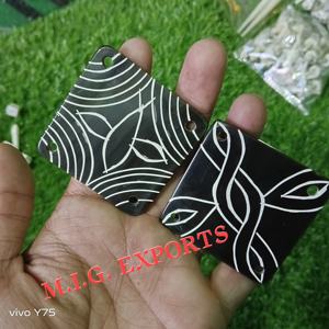 แผ่น/แท่นทอจากเขาควายที่ใช้ในการทอแบบแผ่น (แบบการ์ด) เพื่อสร้างแถบเส้นเล็กที่ซับซ้อนโดยการควบคุมเส้นด้ายแนวตั้ง - Product Image 1