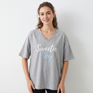 T-shirt ample à col en V pour femme, décontracté, 100 % coton jersey imprimé, manches courtes, léger, 230 GSM, coupe ample - Product Image 1