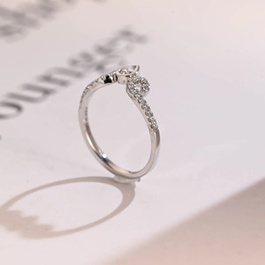 แหวนทองคำขาว 14K ประดับเพชรทรงหยดน้ำแบบเปิด - Product Image 5