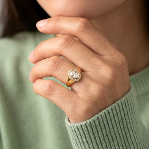 แหวนหมั้นเพชรโมอิสซาไนต์ทรงวงรีประดับเพชรแบบกลุ่ม ดีไซน์พิเศษจาก Pragalbh Jewels ทอง 14K สำหรับผู้หญิง เครื่องประดับหรูหรา ขายส่ง - Product Image 6