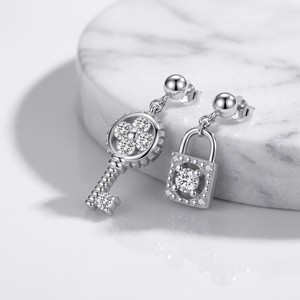 Pendientes de plata 925 con diseño de llave y candado para mujer, con moissanita de corte redondo y engaste de diamantes, joyería clásica para mujer - Product Image 5