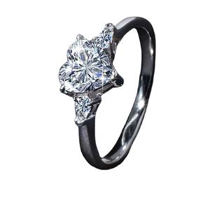 Bague de fiançailles romantique en argent sterling S925 avec trois pierres en moissanite couleur D VVS 1 carat, cadeau tendance pour la Saint-Valentin pour femme - Product Image 1