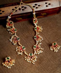 Conjunto de Joyería Étnica India con Piedras Verdes y Perlas, Collar de Novia Chapado en Oro con Pendientes Jhumka, Conjunto de Joyería Tradicional para Fiestas - Product Image 4