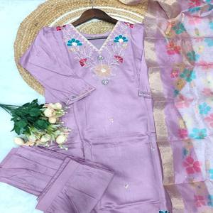 Conjunto Kurti y Pantalón VASTRA COTTAGE de Viscosa Gadhwal con Cuello Bordado con Cuentas y Dupatta con Estampado Lagdi, Ropa Étnica Elegante - Product Image 5