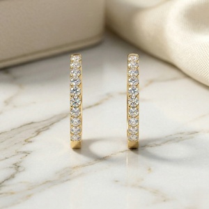 Pendientes de Aro con Diamantes de Corte Redondo de 2.95CTW con Engaste Compartido Tipo Eternity - Product Image 2