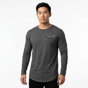 Camiseta de manga larga para hombre con logo de alas estampado en foil, cuello redondo, informal, de punto, corte regular, diseño frontal con letras. - Product Image 5