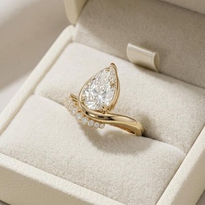 Bague de fiançailles en moissanite taille poire 2 carats avec pierres latérales rondes, en or massif 14 carats, bague de mariage unique pour femme - Product Image 3