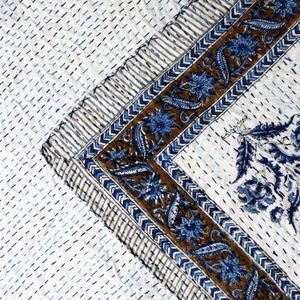 Cubrecama Kantha Tradicional India con Diseño Floral Estampado Bagru, Hecho a Mano, Tamaño Queen, de Algodón Tejido a Mano para Uso Doméstico - Product Image 3