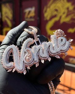 จี้เพชรโมอิสซาไนต์แบบกำหนดเอง สไตล์ฮิปฮอป VVS ประดับเพชรเต็มตัว  จี้ตัวอักษรเงินแท้ 925  จี้เพชรโมอิสซาไนต์สั่งทำ - Product Image 1