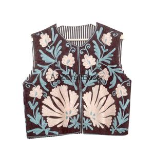 เสื้อแจ็คเก็ตผ้าฝ้ายพิมพ์ลายดอกไม้สไตล์วินเทจสำหรับผู้หญิงจาก A2ZCraftBazar ผ้าระบายอากาศดี มีโลโก้ด้านหลัง แขนสั้น - Product Image 1