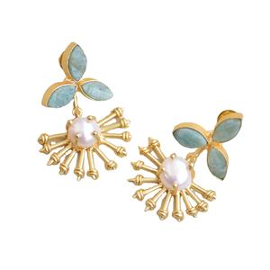 Boucles d'oreilles statement en laiton faites à la main, avec cristaux de guérison authentiques et perles d'eau douce, finition plaquée or 18 carats, style bohème classique - Product Image 4