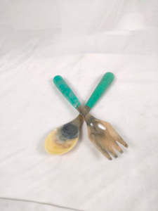 Juego de Cucharas para Servir Ensaladas de Resina Ecológica, Utensilios de Cocina Hechos a Mano en India, Artesanías en Venta - Product Image 2
