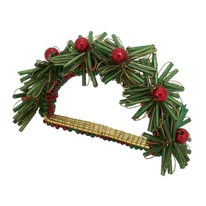 Porta Servilletas Artesanal con Cuentas de Bayas Rojas y Agujas de Pino Verdes, Elegante Anillo para Servilletas con Alambre Dorado Envolvente, Corona Navideña - Product Image 2