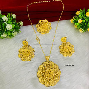 Nouveau collier pendentif en forme de fleur plaqué or 24 carats avec chaîne à maillons pour femmes, idéal pour les soirées et la mode - Product Image 2