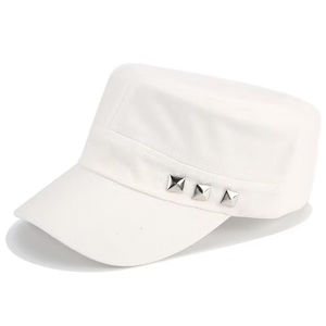 Casquette de style punk blanc avec clous pyramidaux argentés, casquettes de cadet pour hommes, casquettes de cadet pour femmes, casquettes de cadet unisexes - Product Image 1