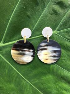 Boucles d'oreilles ovales en coquillage poli, artisanat naturel blanc avec anneau doré, écologiques, faites à la main, modernes HASAN CRAFT - Product Image 5