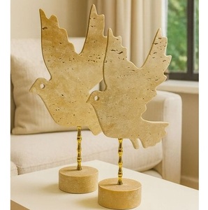 Sculpture d'oiseau abstraite moderne en pierre naturelle de travertin avec support en métal doré, accent de table luxueux pour salon ou bureau - Product Image 2