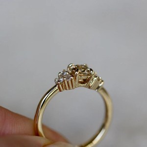 แหวนเพชรทรงกลมสวยงาม 1.01 กะรัต ดีไซน์ลายดอกไม้ ทองคำแท้ 14K พร้อมใบรับรอง IGI เพชรเพาะเลี้ยงในห้องปฏิบัติการ เหมาะสำหรับเป็นของขวัญขอแต่งงานสำหรับเธอ - Product Image 6