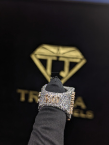 Bague Alphabet Personnalisée en Argent Sterling 925 avec Diamant Moissanite VVS, Bijoux de Luxe Personnalisés par Trisha Jewels - Product Image 4