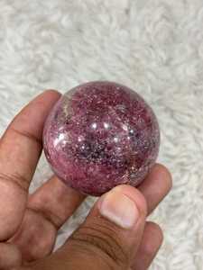 Sphère de cristal de rhodonite aux tons rose rosé, veinage minéral foncé, finition polie arrondie, texture distinctive et élégante - Product Image 5