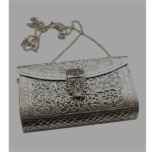 Sac à main carré en métal de style argenté traditionnel indien God Grace Craft, motif circulaire, sac à main artisanal de créateur pour mariage - Product Image 3