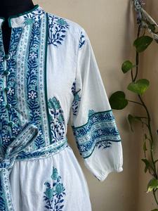 Vestido midi estampado a mano en blanco y azul, de algodón con estampado floral Mughal, estilo casual de verano, vestido largo maxi para mujer. - Product Image 4