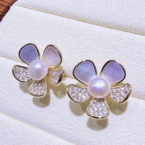 Pendientes de Perlas de Agua Dulce Chapados en Oro de 14K de Zhuji, Elegantes y Versátiles, con Flores Incrustadas de Cristal de Concha de Nácar, Joyería de Camelia - Product Image 1