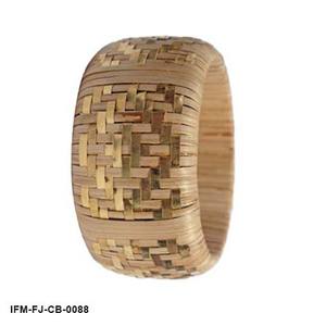 กำไลข้อมือทอมือ Tissé Virelle: ทำจากเส้นใยราฟเฟียธรรมชาติและฐานไม้ พร้อมดีไซน์ลายสานแบบดั้งเดิมที่โดดเด่น - Product Image 3