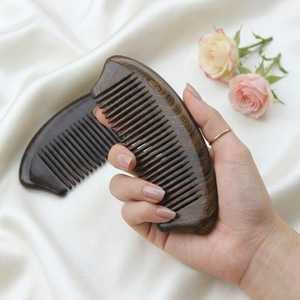Peine de Madera Natural Duradero para Bigote y Cabello, Antiestático, Accesorio de Lujo Hecho a Mano, Dientes Anchos, Artesanía Atemporal - Product Image 5