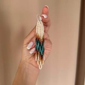 Pendientes colgantes de estilo bohemio con cuentas de arroz coloridas, geométricos, largos, con borlas y cuentas de semillas, con adornos de plumas. - Product Image 2