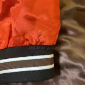 Veste d'hiver en soie 100% premium, col montant, logo sur le devant, écologique, respirante, manches longues, idéale pour les voyages, le bureau et l'usage quotidien - Product Image 2